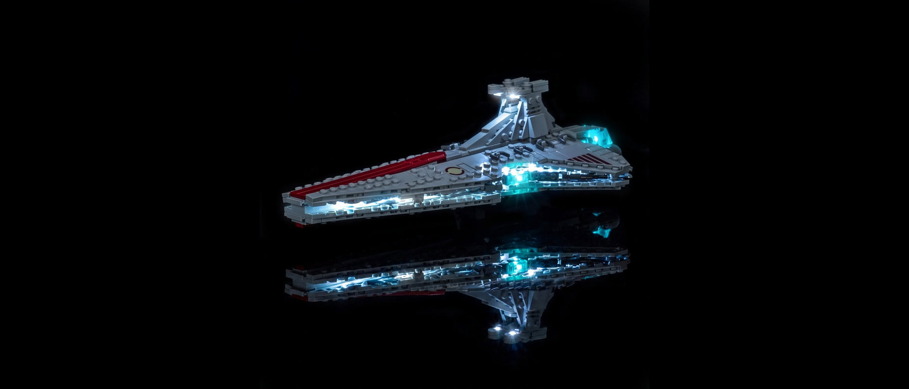 LED-Beleuchtungsset für LEGO® Angriffskreuzer der Venator-Klasse #75441 — lit with the LED light kit