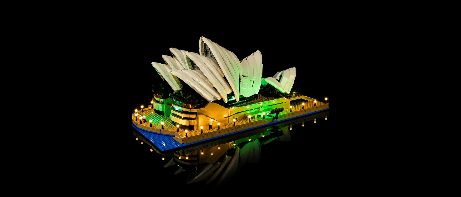 Kit LED pour LEGO® L'opéra de Sydney #10234 — lit with the LED light kit