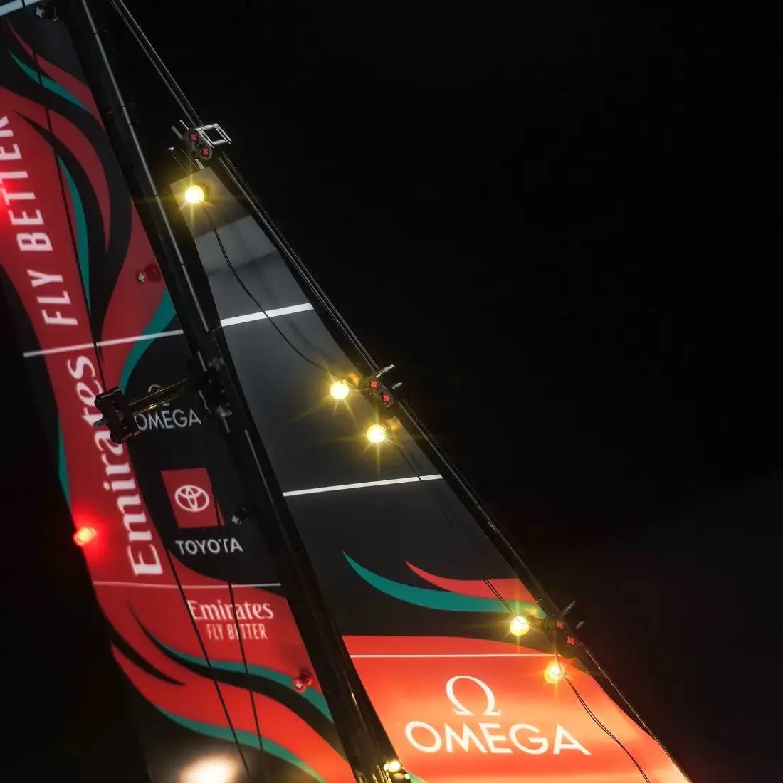 LEGO® Technic Emirates Team New Zealand AC75 Yacht #42174 — LED strips and bricks detail (display light kit)