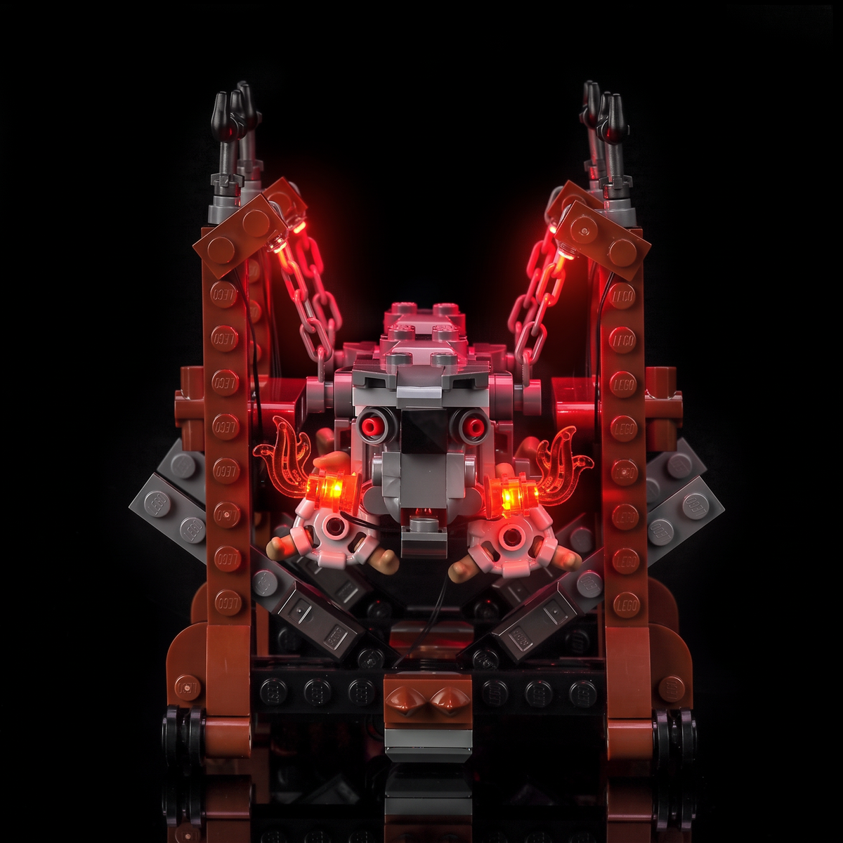 Head-on view with the wolf’s head, glowing fangs and red points above the frame — LEGO® Grond #40893, LED light kit