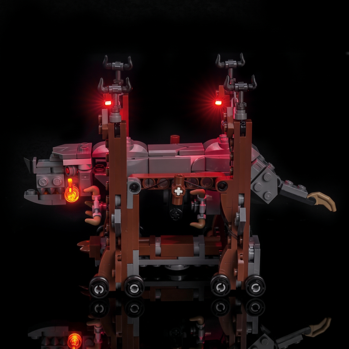 Opposite side profile with the ram extending beyond its frame — LEGO® Grond #40893, LED light kit