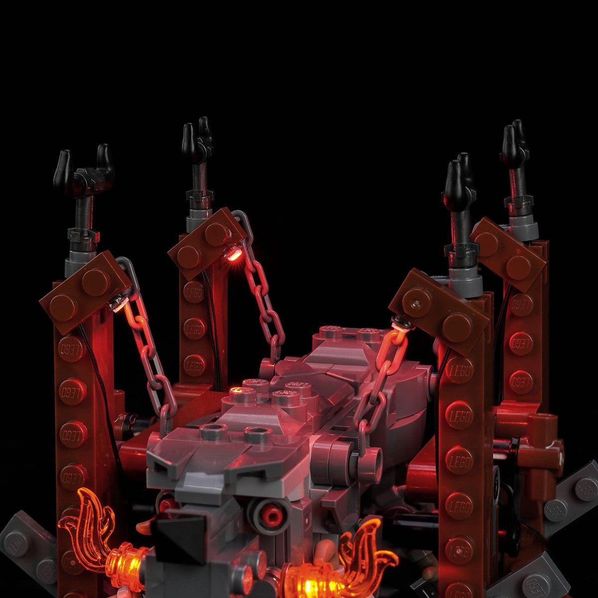 Close front view of the wolf-shaped head, orange fangs and red frame accents — LEGO® Grond #40893, LED light kit