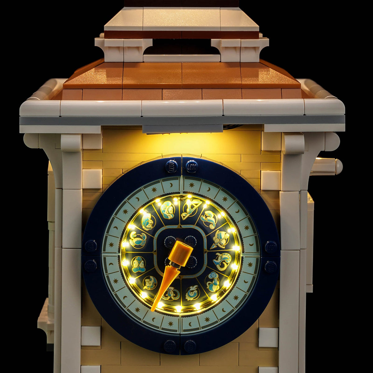 Gros plan de l’horloge astronomique illuminée et de son aiguille dorée — LEGO® Le quartier vénitien #11388