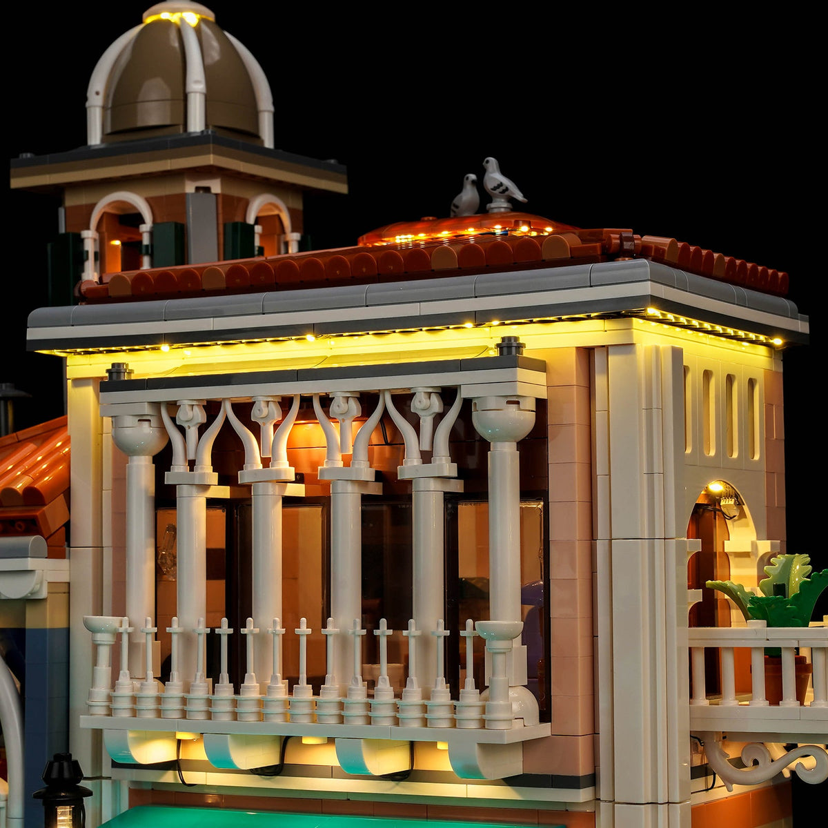 Colonnes du balcon et toiture éclairées d’une lumière chaude, vues de côté — LEGO® Le quartier vénitien #11388
