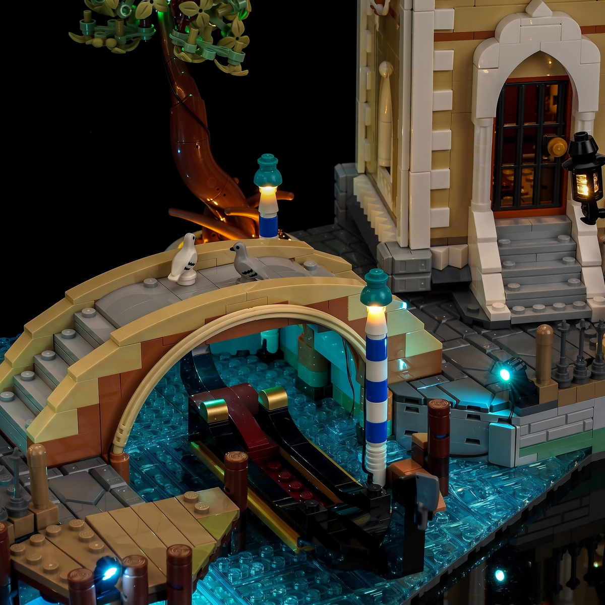 Gros plan du pont en arche éclairé et des lampadaires bleus au bord de l’eau — LEGO® Le quartier vénitien #11388
