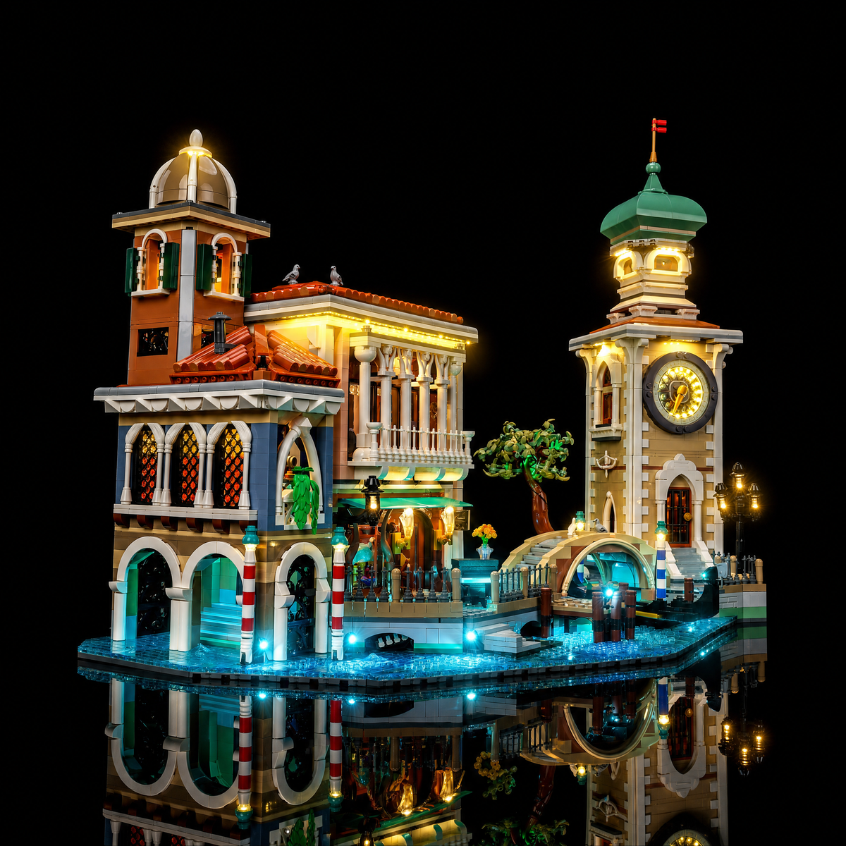 Vue avant, horloge lumineuse derrière le pont éclairé — LEGO® Le quartier vénitien #11388