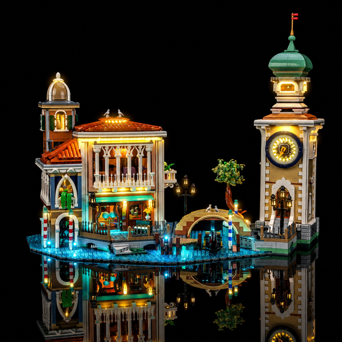 Vue de face, tour de l’horloge à droite et villa éclairée à gauche — LEGO® Le quartier vénitien #11388
