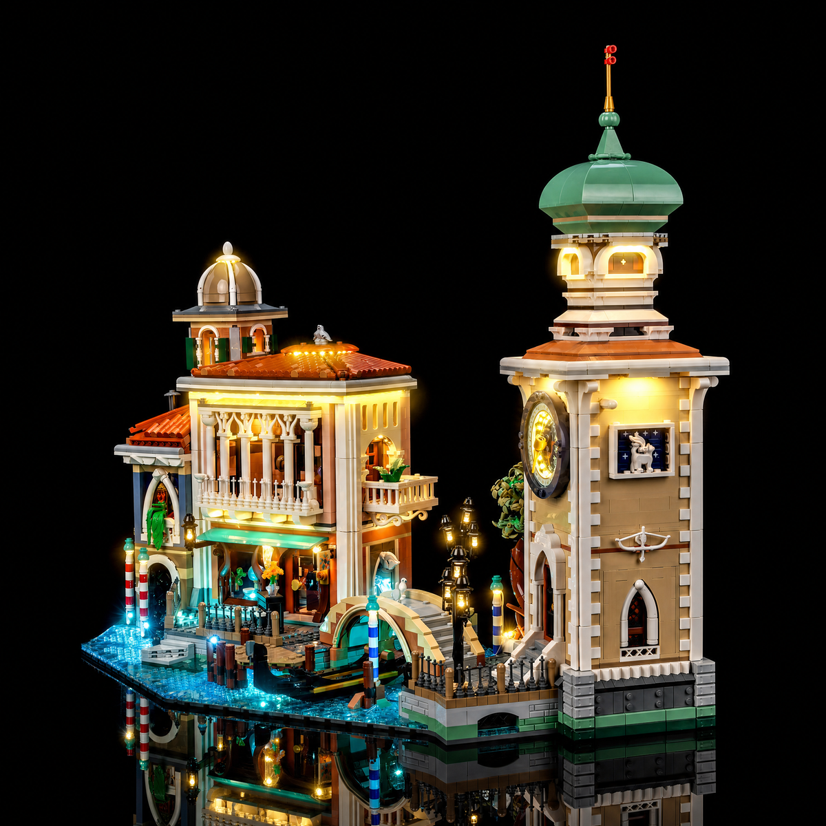 Vue depuis la droite, tour de l’horloge, façades des quais et base bleue — LEGO® Le quartier vénitien #11388