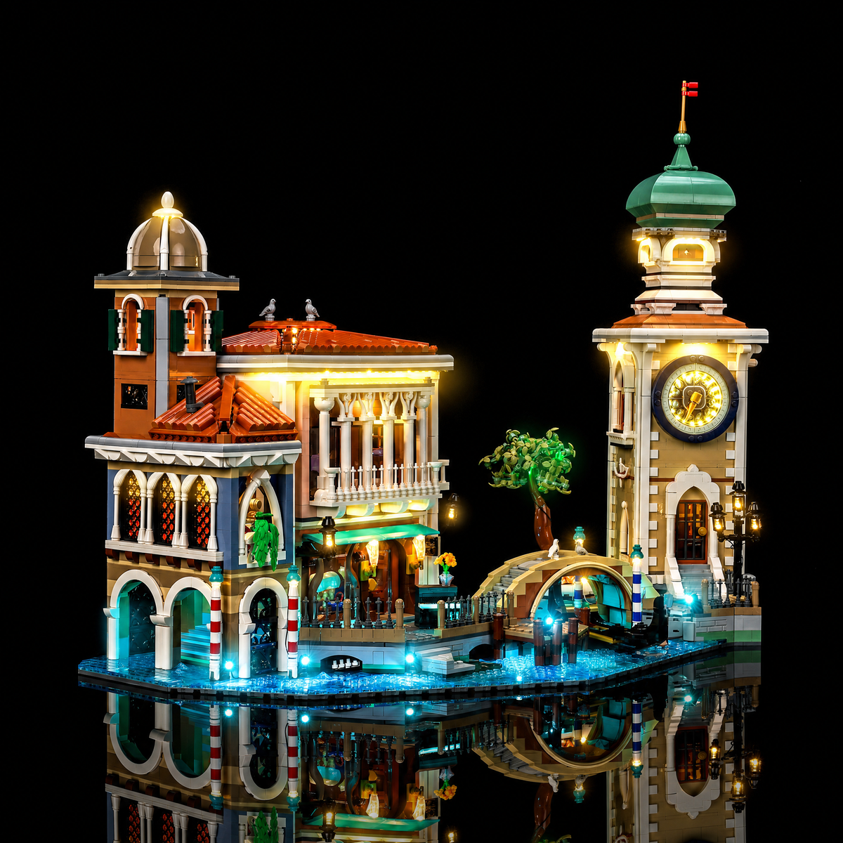 Vue complète de face, villa, pont, canal et tour de l’horloge illuminés — LEGO® Le quartier vénitien #11388