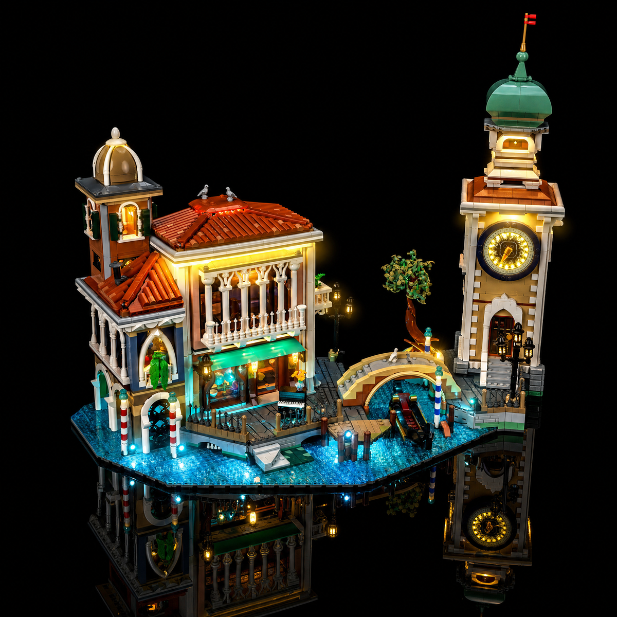 Vue de trois quarts surélevée sur les toits éclairés et le canal bleu — LEGO® Le quartier vénitien #11388