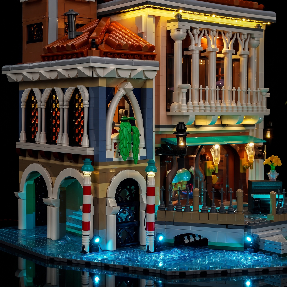 Gros plan des arches de la villa, du balcon, d’un lampadaire et du bord du canal bleu — LEGO® Le quartier vénitien #11388