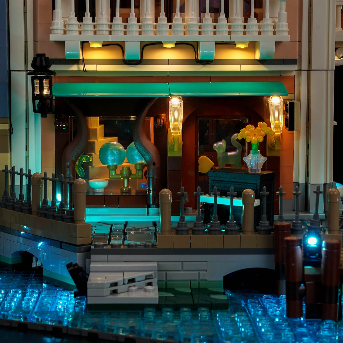 Devanture éclairée sous un auvent vert au bord du canal bleu — LEGO® Le quartier vénitien #11388