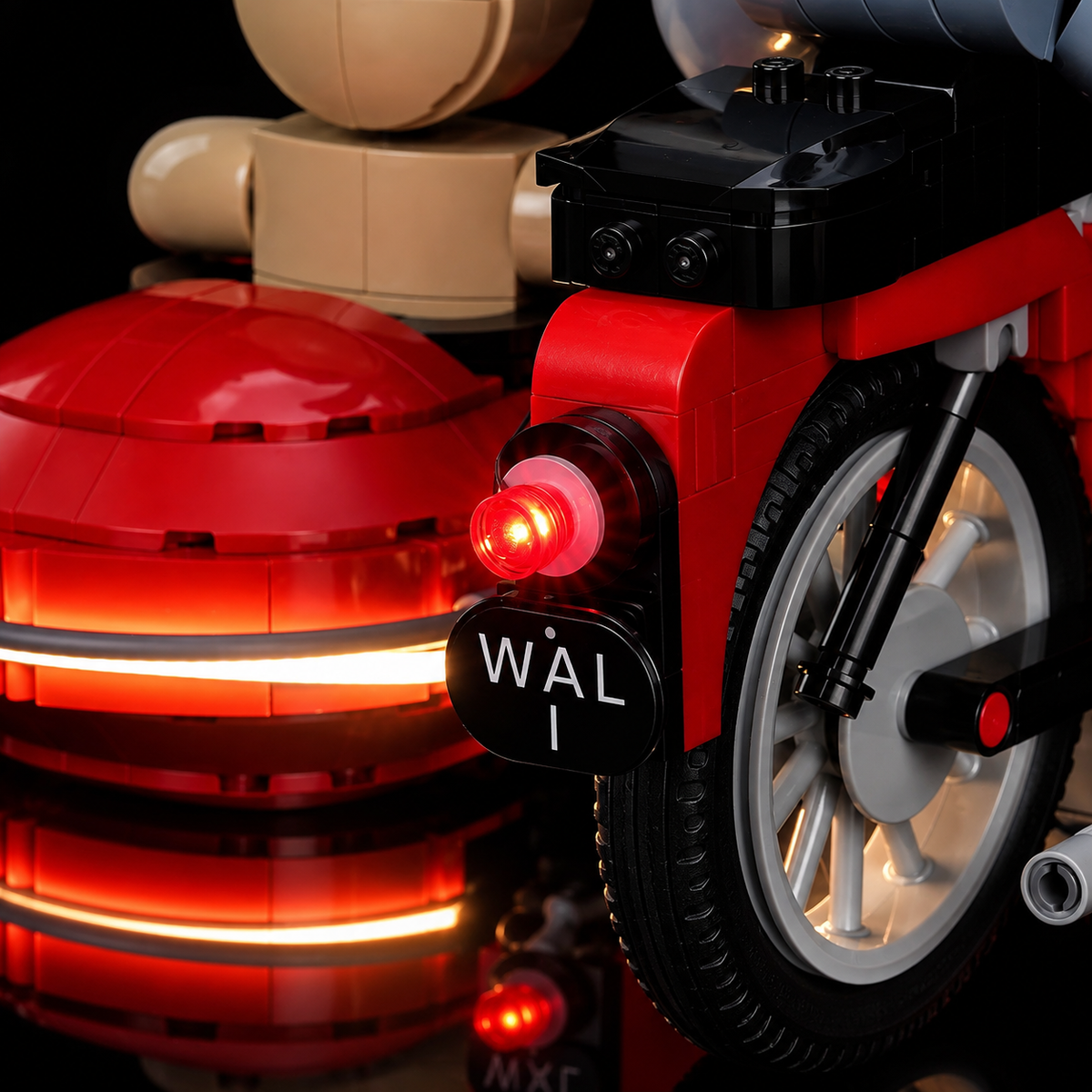 LED-Kit für LEGO Wallace & Gromit 21371, Nahaufnahme des roten Rücklichts neben dem leuchtenden Beiwagen