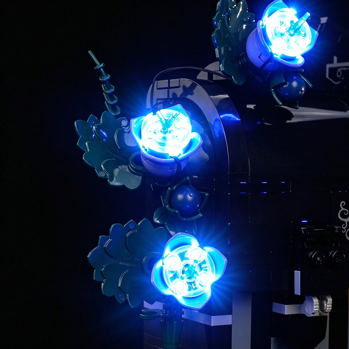 Détails de fleurs illuminées en bleu sur LEGO® Le sac à dos de Mercredi #76787