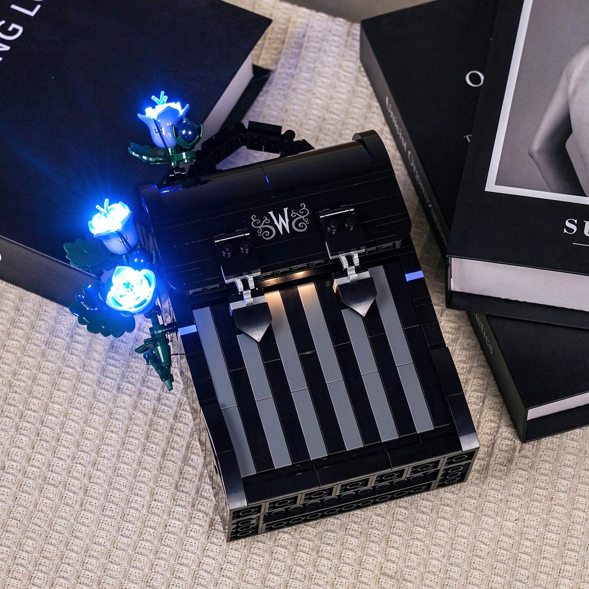 Kit LED LEGO® Le sac à dos de Mercredi #76787 illuminé en bleu dans un décor sombre