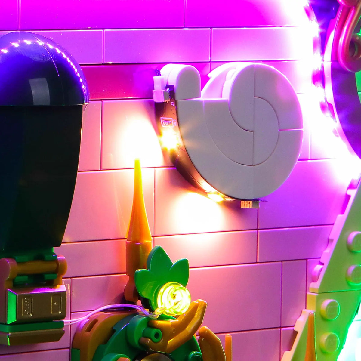 LED kit powered on: Bright My Bricks LED light kit for LEGO® Wicked Welcome to Emerald City #75684