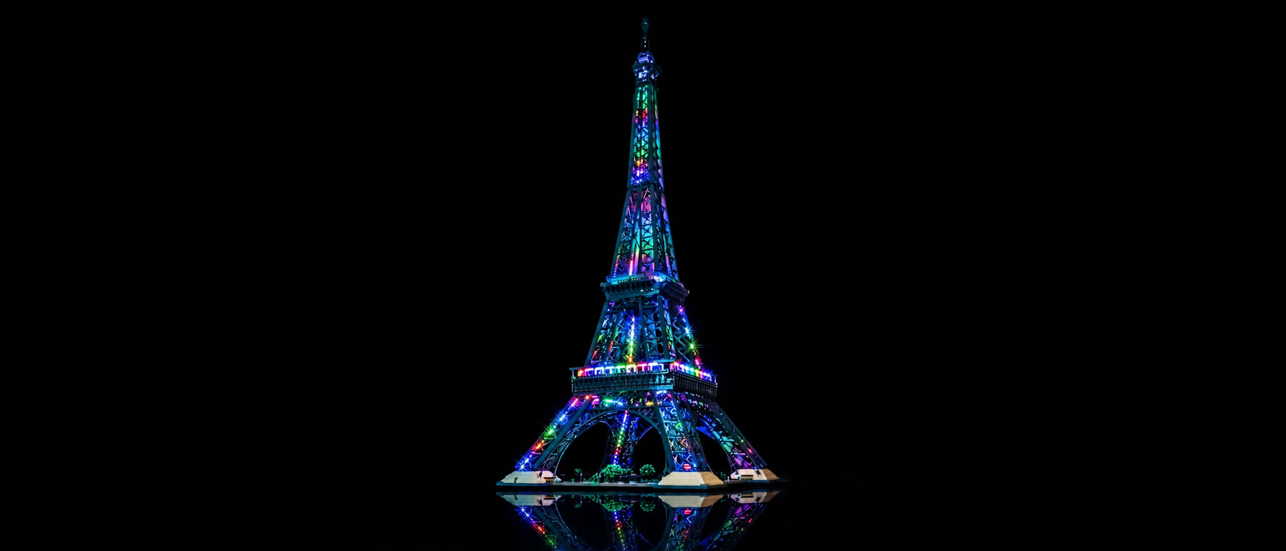 RGB LED-Beleuchtungsset für LEGO® Eiffelturm #10307 — lit with the LED light kit
